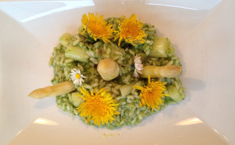 Bärlauch Risotto mit Spargel und Eßbaren Blüten