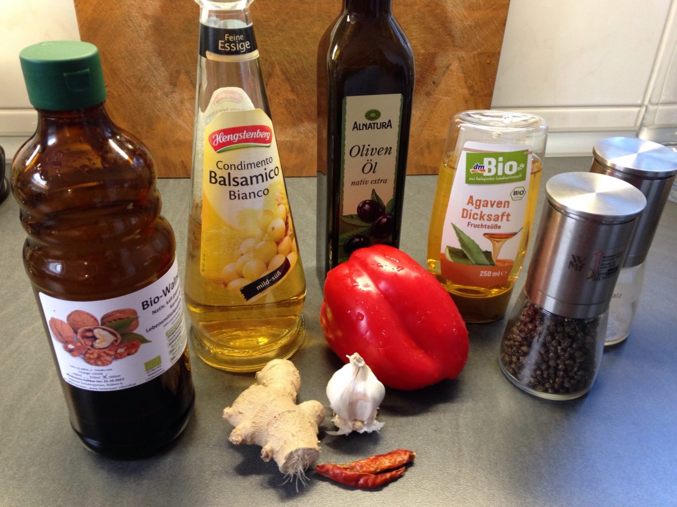 Zutaten für Spezialmarinade mit Paprika, Ingwer, Knoblauch und Chili