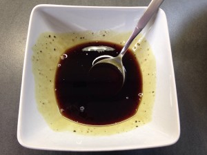 Dressing aus Olivenöl, Walnussöl, Kürbiskernöl und Feigenessig