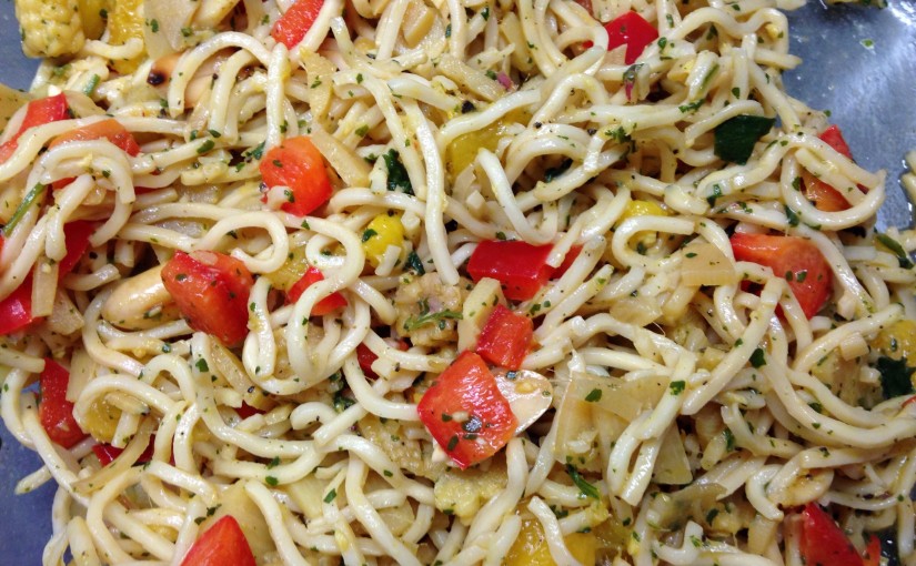 Thai Salat aus Nudeln, Maiskölbchen, Bambus, Paprika, Erdnüssen und Koriander