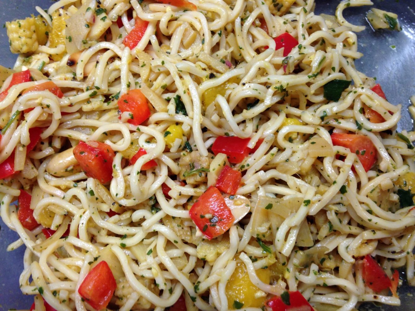 Thai Salat mit Maiskölbchen, Bambus, Erdnüssen und Koriander