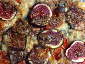 Pizza mit Roquefort, Feigen und Haselnüssen