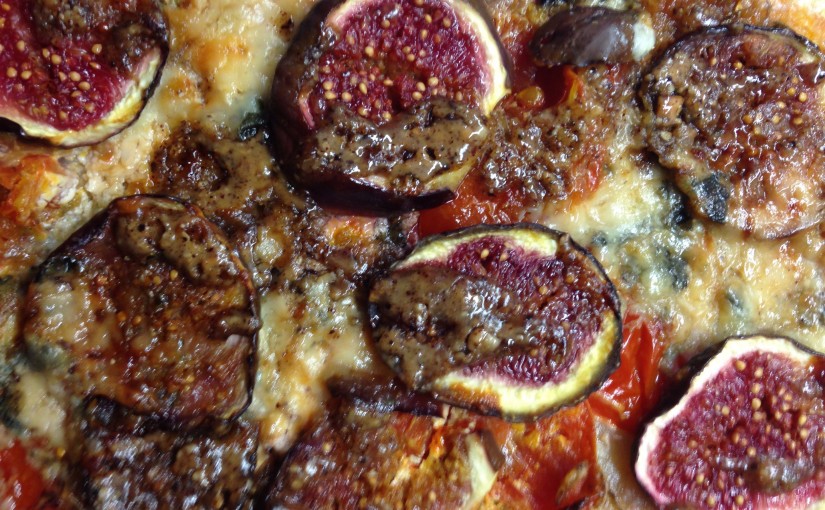 Pizza mit Roquefort, Feigen und Haselnüssen