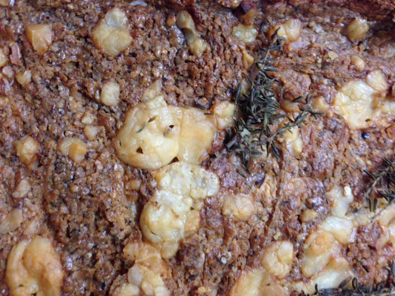 Pizza mit Haselnüssen