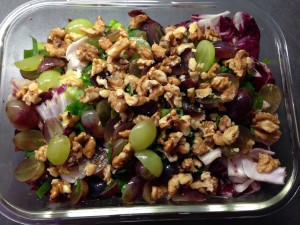 Chicorée Radicchio Salat mit Linsen, Trauben und Walnüssen
