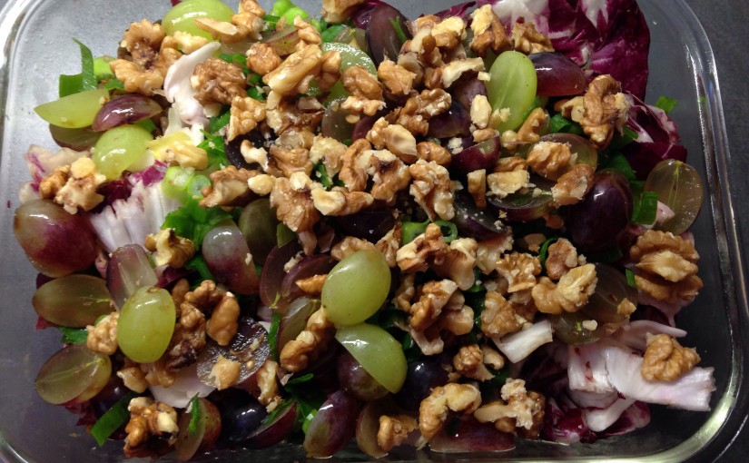 Chicorée Radicchio Salat mit Linsen, Weintrauben und Walnüssen