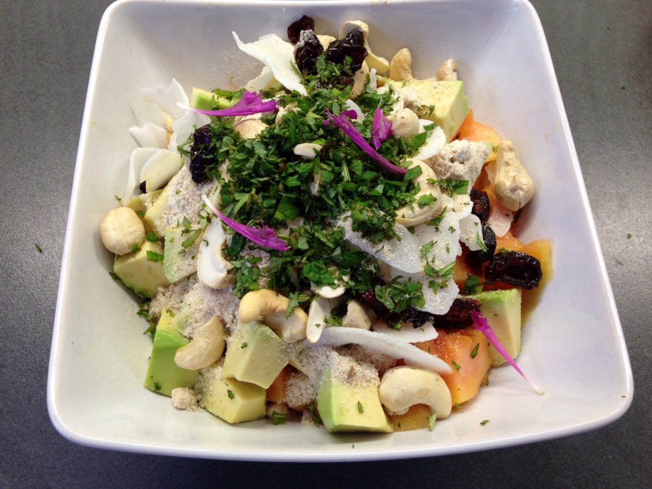 Frühstück mit Avocado, Papaya, Mango, Cranberry, Cashew, Kokos, Erdmandel und Süß Kräutern