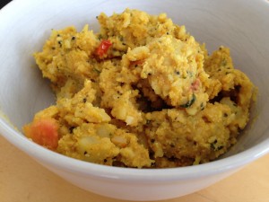 Indisches Frühstück mit Reisflocken, Kartoffeln und Gewürzen