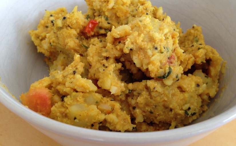 Indisches Frühstück mit Reisflocken, Kartoffeln und Gewürzen