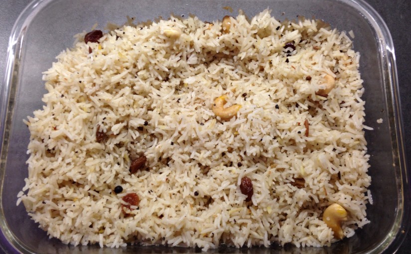 Asiatisch orientalischer Gewürzreis mit Rosinen und Cashewkernen