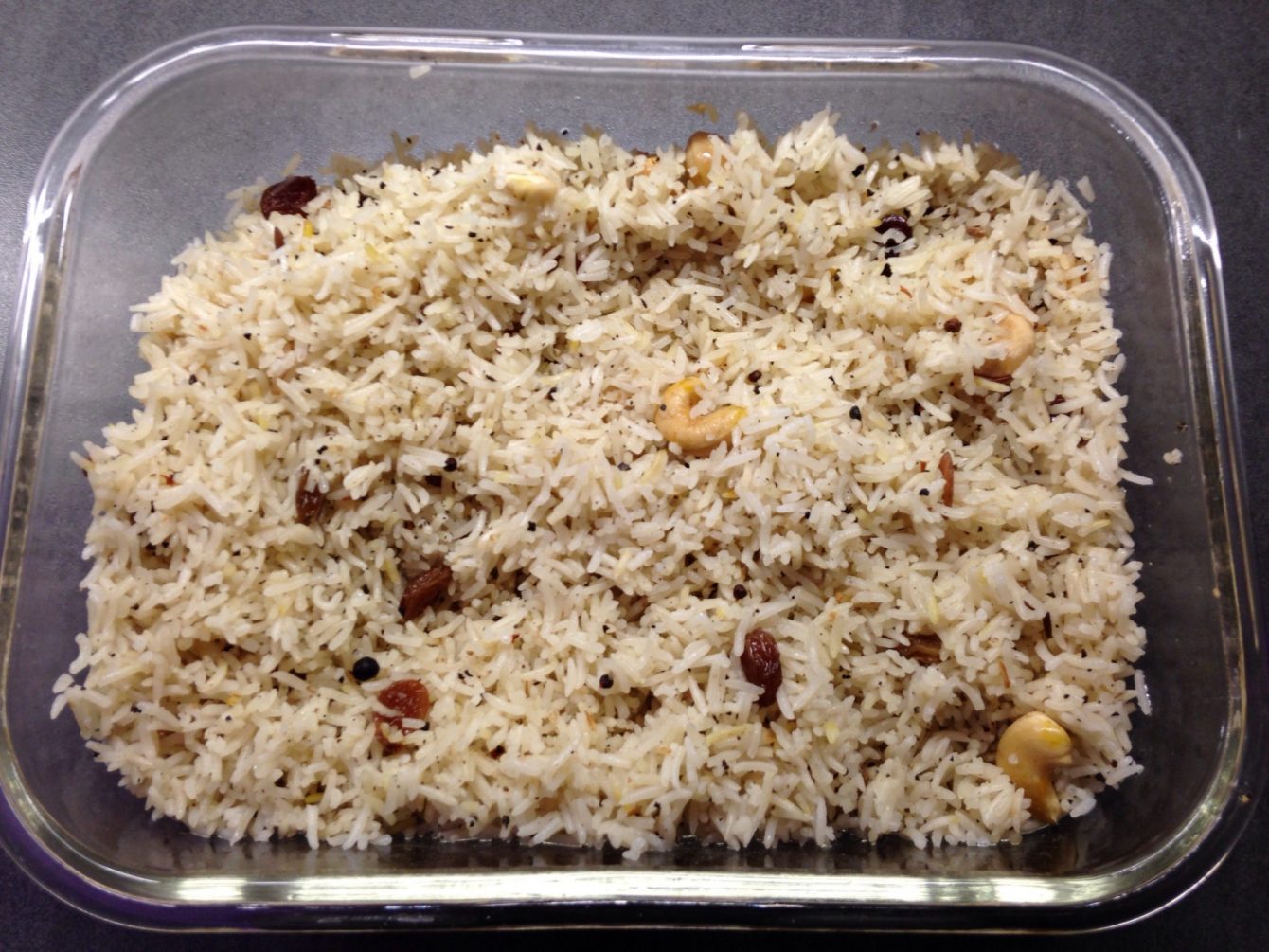 Gewürzreis mit Rosienen und Cashew