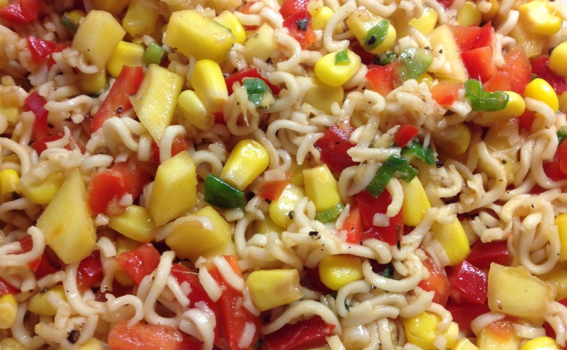 Paprika Mais Salat mit Mango, Ingwer, Chili und Mie Nudeln