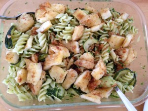Nudelsalat mit Zucchini, Mandeln und Halloumi-Käse mit Bärlauch Pesto