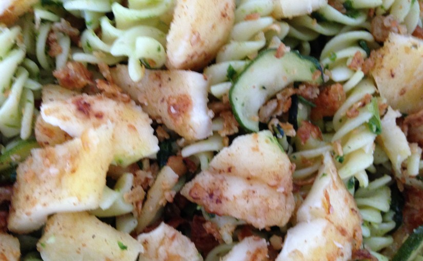 Nudelsalat mit Zucchini, Mandeln und Halloumi-Käse mit Bärlauch Pesto