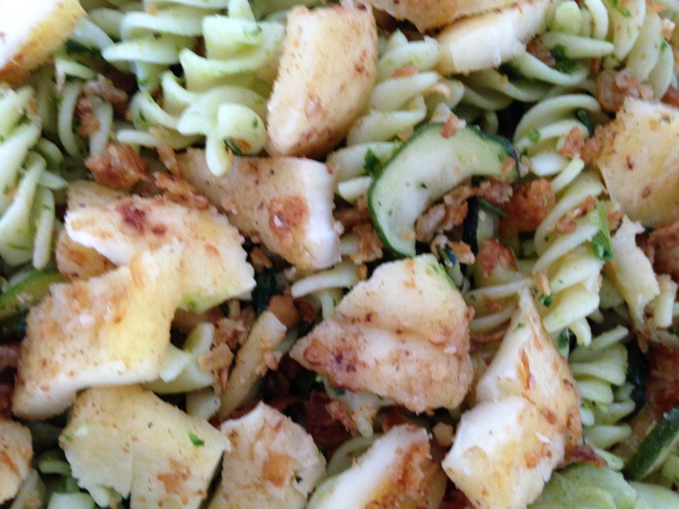 Nudelsalat mit Zucchini, Mandeln und Halloumi-Käse mit Bärlauch Pesto