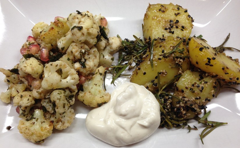 Gerösteter Blumenkohl mit TahineJoghurt und Sesam Honig Rosmarin Kartoffeln mit schwarzem Sesam