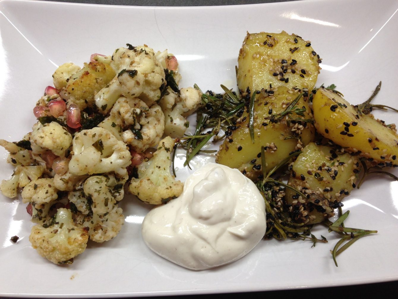 Gerösteter Blumenkohl mit TahineJoghurt und Sesam Honig Rosmarin Kartoffeln mit schwarzem Sesam