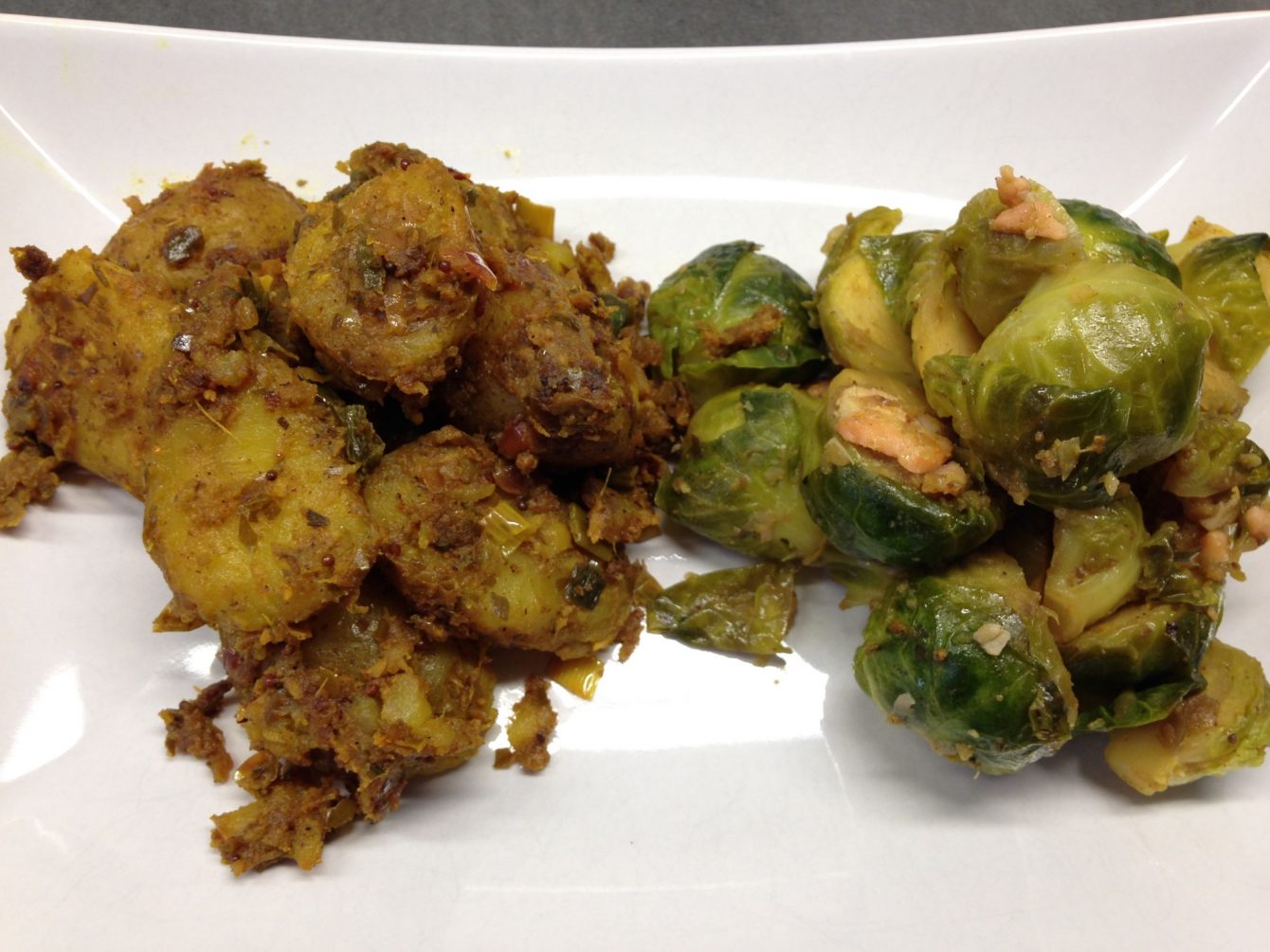 Rosenkohl mit Lachs und indischen Currykartoffeln