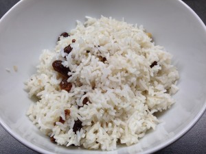 Gewürzreis mit Rosinen und Cashews