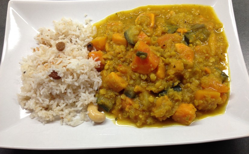 Papaya Kürbis Süßkartoffel Linsen Curry mit Rosinen-Cashew Reis