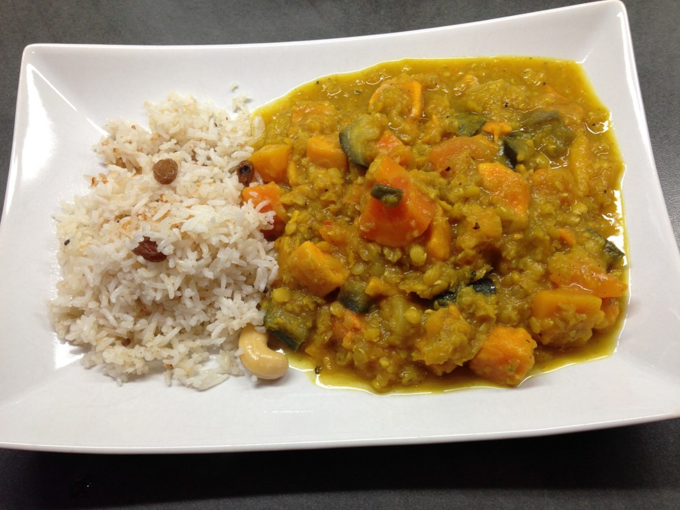 Papaya Kürbis Süßkartoffel Linsen Curry mit Rosinen-Cashew Reis