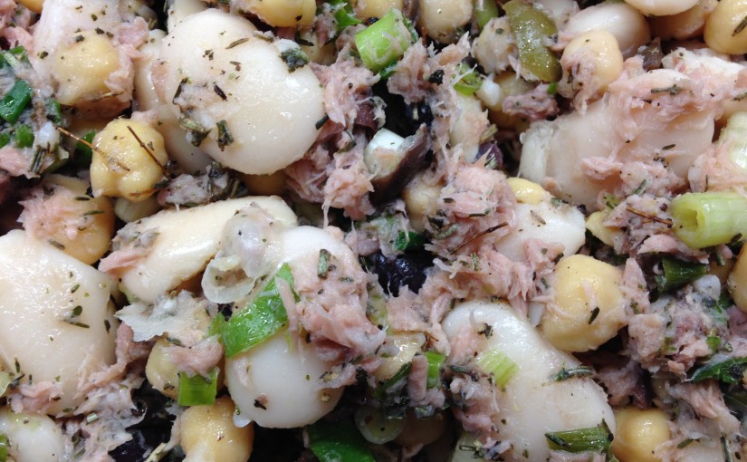 Weiße Bohnen Kichererbsen Salat mit Oliven und Thunfisch