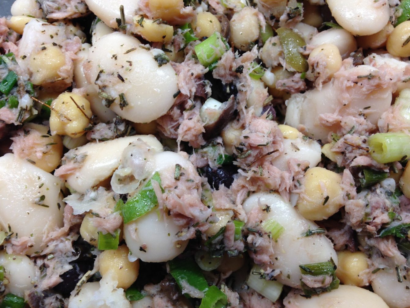 Weiße Bohnen Kichererbsen Salat mit Oliven und Thunfisch