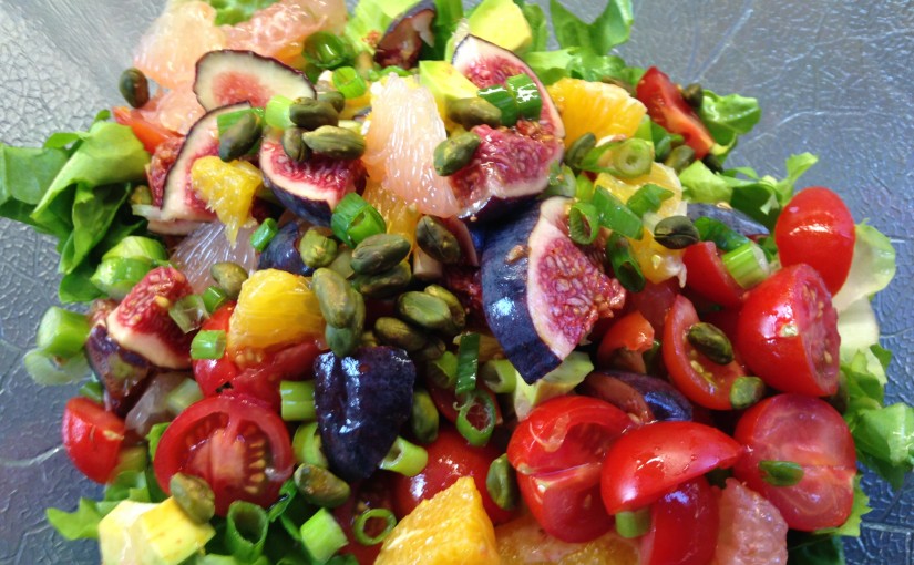 Bunter Herbstsalat aus Endivien und Radicchio mit Grapefruit, Orangen, Avocado, Feigen und Pistazien mit Haselnuss Granatapfel Vinaigrette