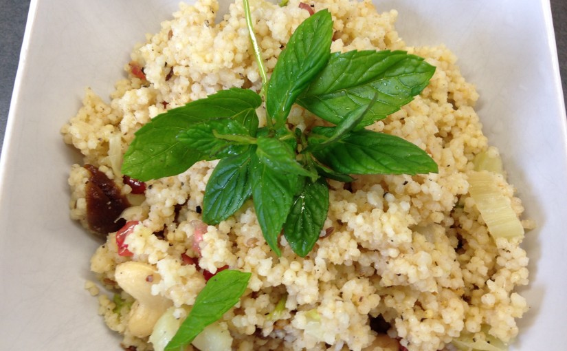 Hirsefrühstück mit Fenchel, Granatapelkernen, Aprikosen und Minze