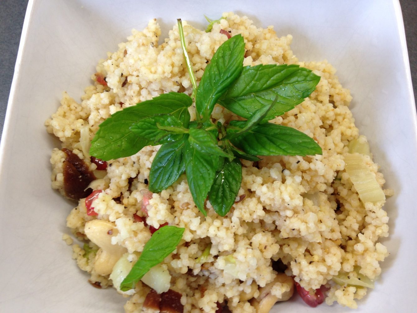 Hirsefrühstück mit Fenchel, Granatapelkernen, Aprikosen und Minze