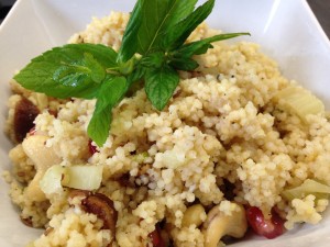 Hirsefrühstück mit Fenchel, Granatapelkernen, Aprikosen und Minze