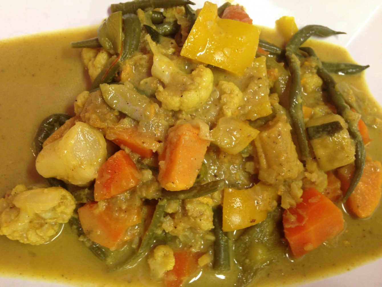 Südafrikanisches Gemüsecurry mit Blumenkohl, Süßkartoffel Kokosmilch und Erdnussbutter