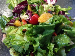 Bunter Herbstsalat aus Endivien und Radicchio mit Grapefruit, Orangen, Avocado, Feigen und Pistazien mit Haselnuss Granatapfel Vinaigrette