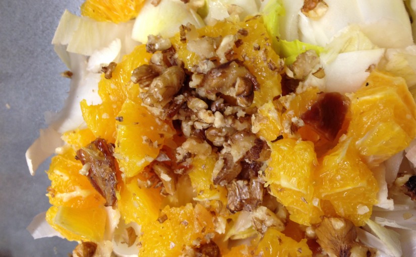 Chicorée Salat mit Orangen Datteln und Walnüssen