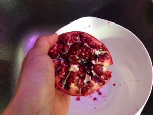 Granatapfel vorsichtig seitlich auseinanderdrücken