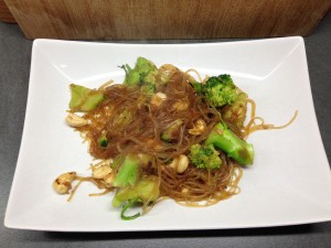 Glasnudeln mit Brokkoli, Chili, knoblauch und Cashewkernen mit Soja-Soße