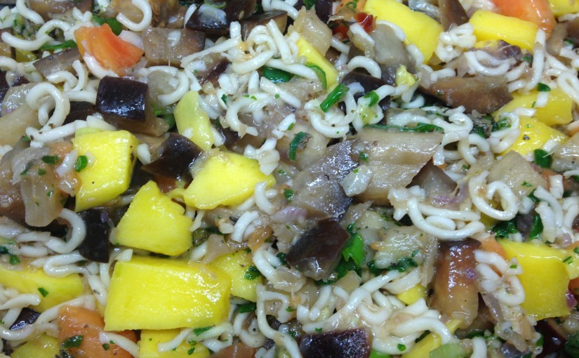 Asia Nudeln mit Mango, Papaya und Auberginen