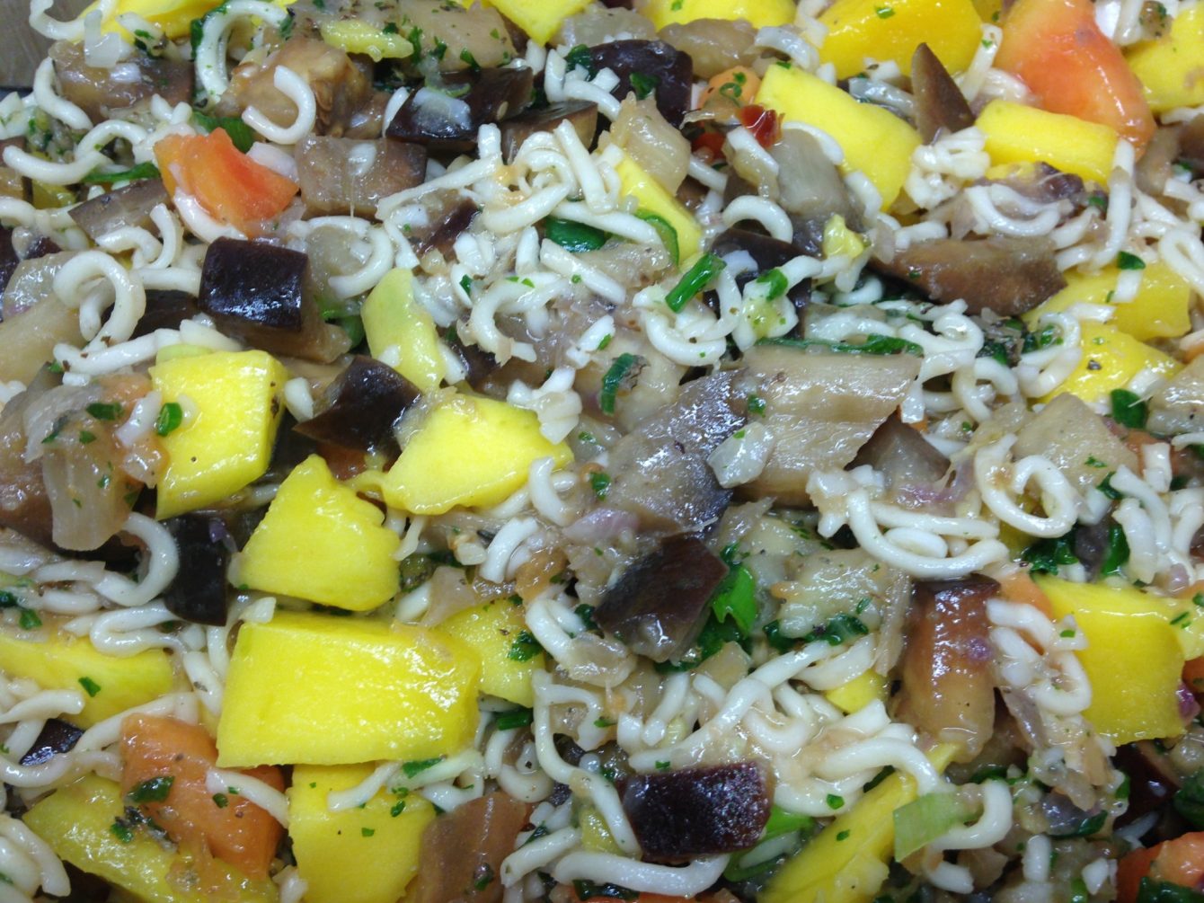 Asia Nudeln mit Mango, Papaya und Auberginen