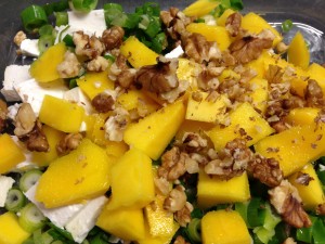 Spinat Salat mit Mango, Feta und Walnüssen