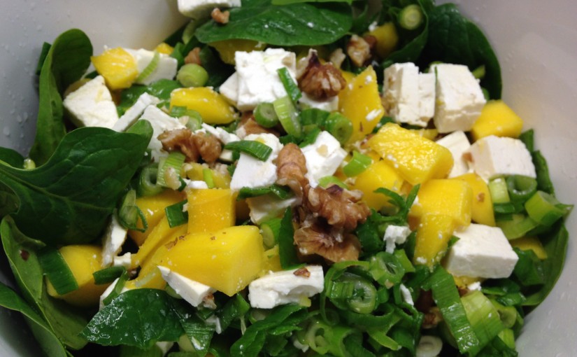 Baby Spinat Salat mit Mango, Feta und Walnüssen