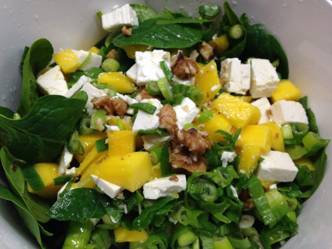 Baby Spinat Salat mit Mango, Feta und Walnüssen
