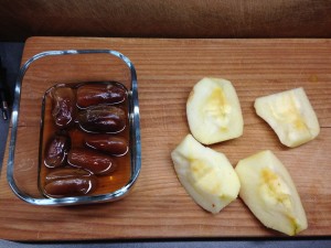 Apfel und Datteln - die perfekte Kombination zum Wirsing
