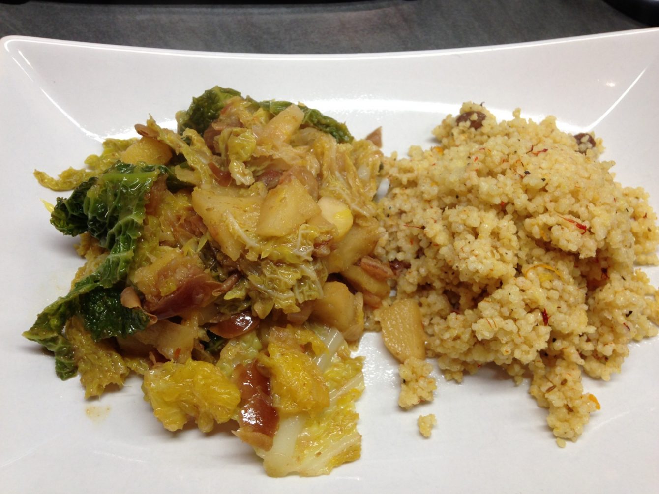 Wirsing Gemüse mit Apfel, Orange, und Datteln