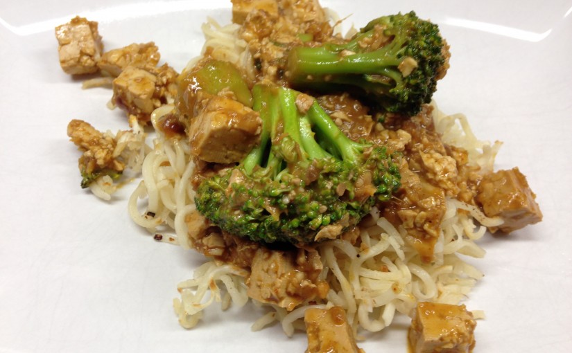 Brokkoli mit Tofu in Erdnuss Soße