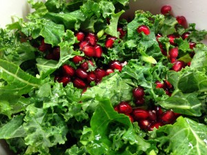 Grünkohlsalat mit Granatapfelkernen, Haselnüssen und Cheddar