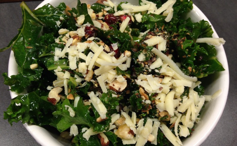 Grünkohlsalat mit.Haselnüssen, Granatapfelkernen und Cheddar
