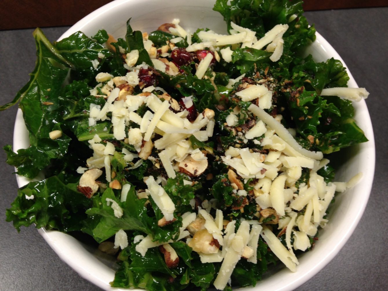 Grünkohlsalat mit.Haselnüssen, Granatapfelkernen und Cheddar