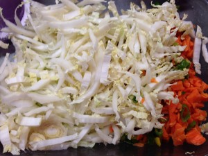 Chinakohl mit Möhren, Paprika