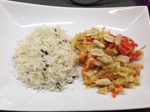 Chinakohl, Möhren, Paprika mit Erdnuss Tamarinden Ingwer Dressing und gebratenem Jasmin Reis