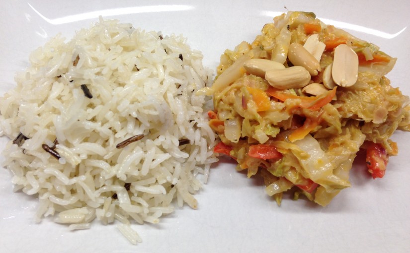 Chinakohl, Möhren, Paprika mit Erdnuss Tamarinden Ingwer Dressing und gebratenem Jasmin Reis